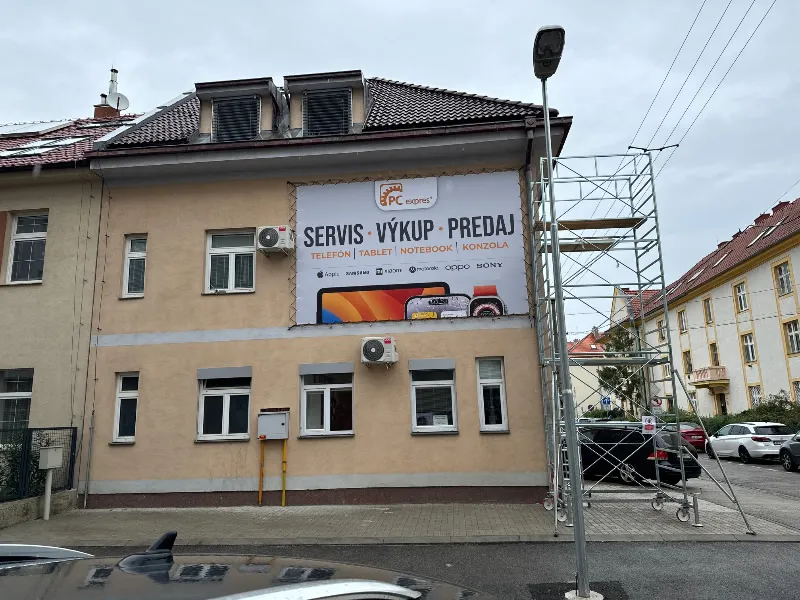 Montáž plachtovej reklamy na fasádu Bratislava