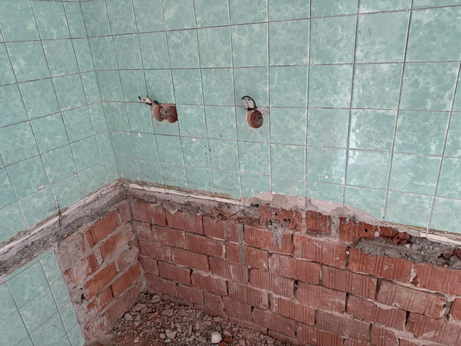 Búranie betónového stola, vykružovanie otvorov pre zapustené zásuvky