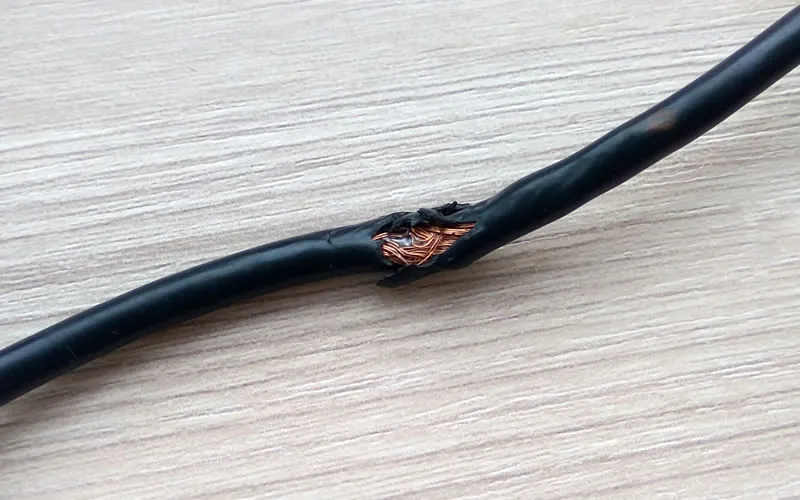 poškodený elektrický kábel